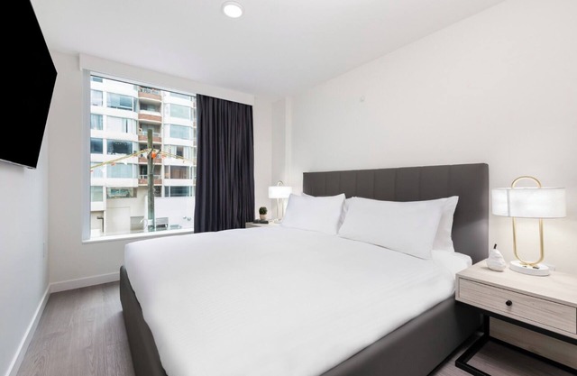Level Seattle- One Bedroom Suite plus Office