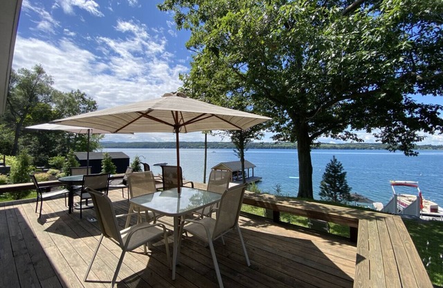 Level Skaneateles Lakefront Woodland Cottage