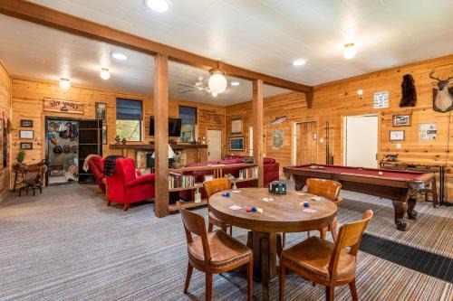 Lewis Creek Hideaway- Hot Tub/EV/Pool Table/Historic
