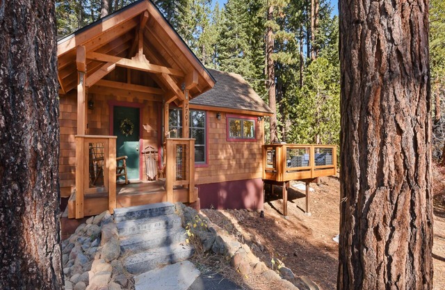 Lewis Lair - Renovated, Dog-Friendly, Lake & Ski