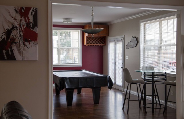Lexington Near downtown/keeneland/interstate. Pool table. Self check in 3000sqft