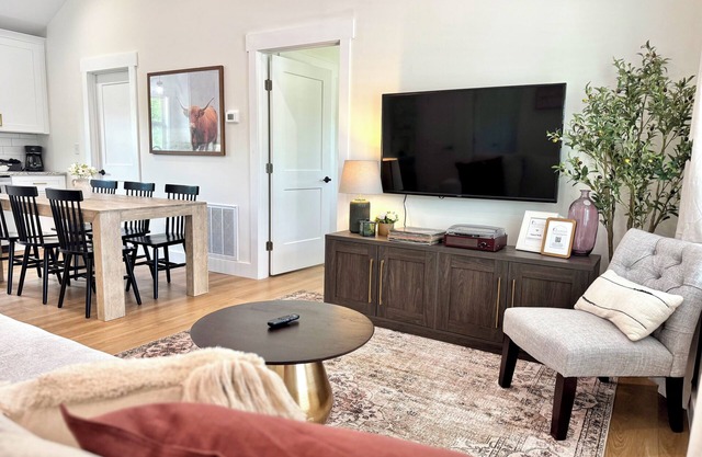 Liberty Cottage: 3BR/2BA w/Deck & Huge Backyard – Mins to Downtown, Mall, Eateries & Nature Trails