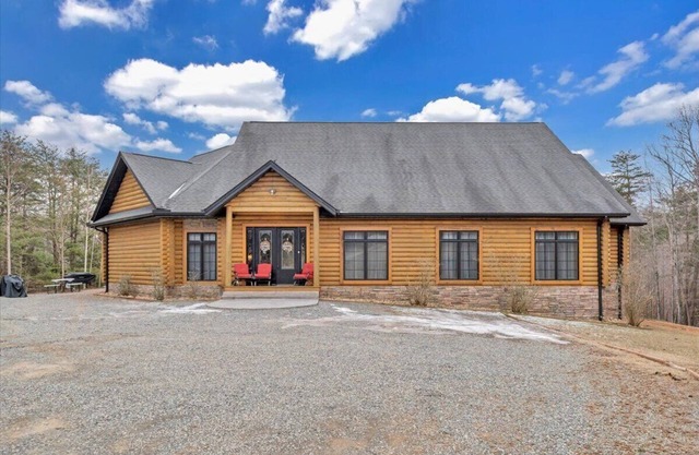 Liberty Pines - Waterfront Log Home Rental
