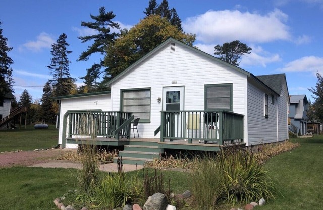 Privates Cottage in der Stadt auf Madeline Island gelegen. Geschäfte und Restaurants sind bequem zu Fuß erreichbar!