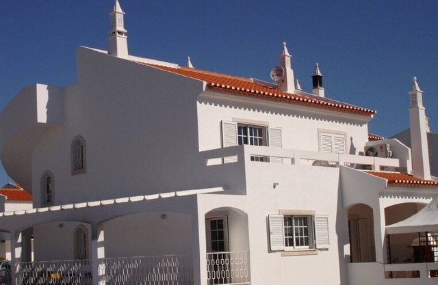 Tolles neues Ferienhaus mit 6 SZ/5 BZ & Swimmingpool in Gehentfernung vom Strand