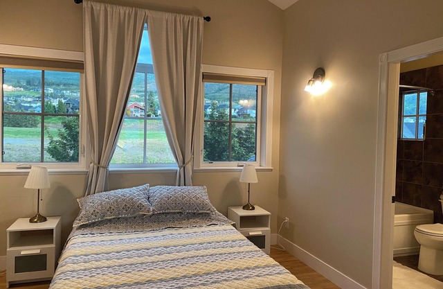 Licensed Lakeview 2 bedroom relaxing in Beautiful Kelowna