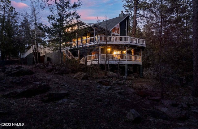 Lichen Lodge - Large Cabin Retreat in the Cool Pines