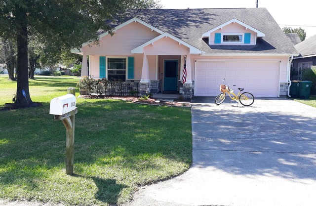 Life's a BEACH at Daydream cottage...enjoy the beach and be close to EVERYTHING!
