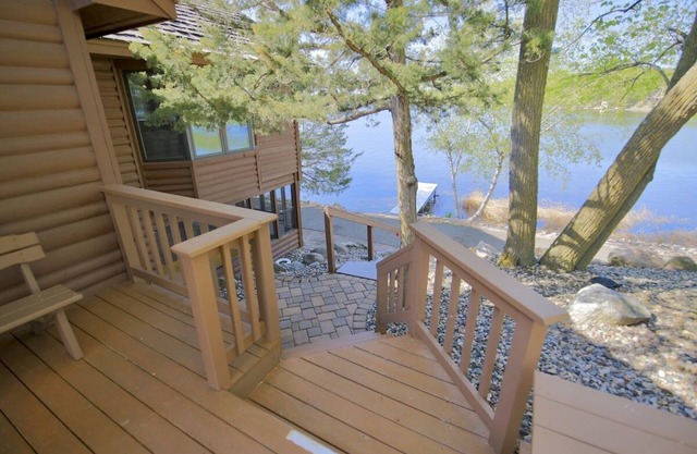 1700ft of Lake Shore!