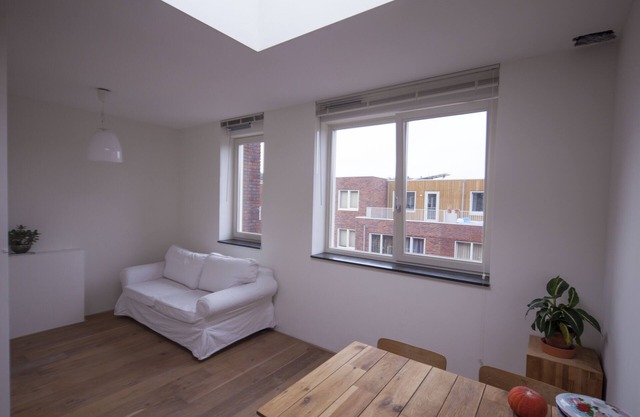 Leichte, 45 m² große, neue, gesamte Dachgeschosswohnung.