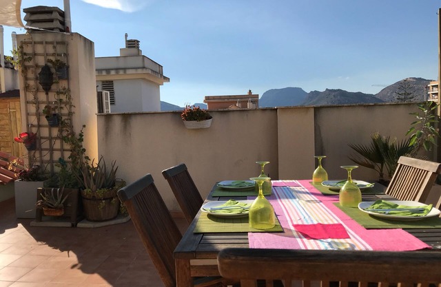 HELLES UND ZENTRALES PENTHOUSE MIT BLICK (GROSSE TERRASSE) UND GARAGE IM GLEICHEN GEBÄUDE
