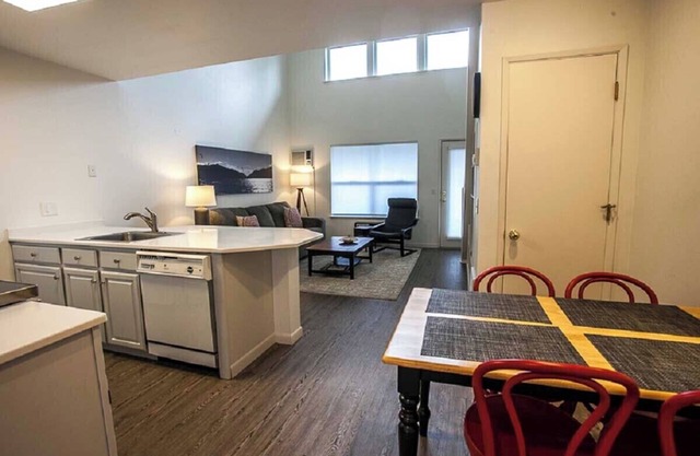 2-Zimmer-Wohnung, Blocks von der Innenstadt von Hood River mit Blick auf den Fluss