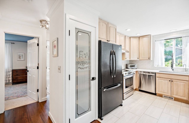 Light, bright and clean 3-bed house in downtown Louisville by parks & open space