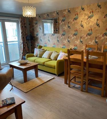 Light & bright, centrally located apartment