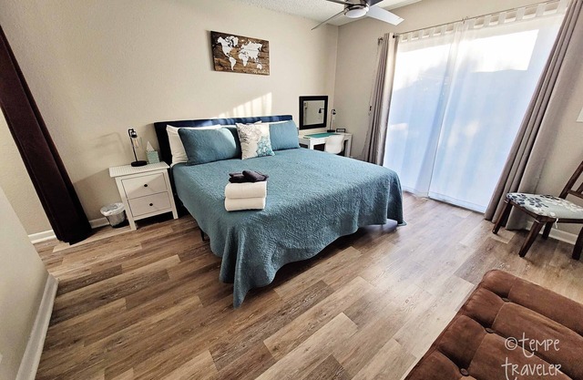 Light & Cheerful Tempe Townhome + 2 private outdoor spaces, Discount for 7+ days