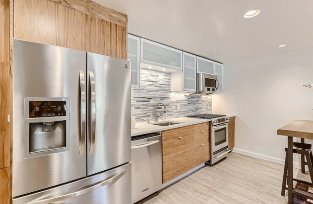 Light Filled 1 BR+1 - Modern Guesthouse. Walk to Historic Plaza!