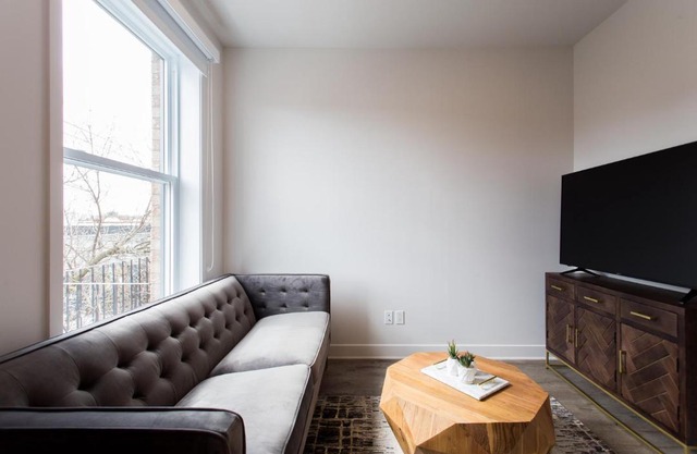 Light Filled 2 Bdr Unit in Mile End by Den Stays
