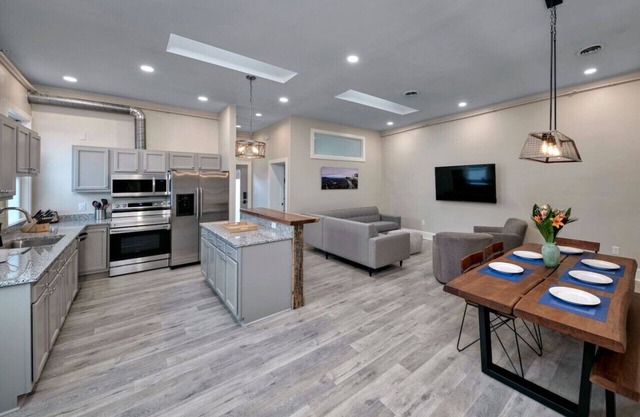 3BR Apartment Downtown Near breweries, Food, Entertainment