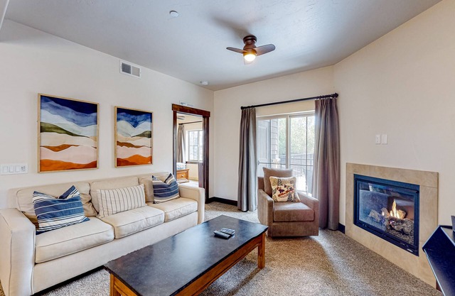 Light-filled condo near Canyons Village with mountain view, pool & hot tubs