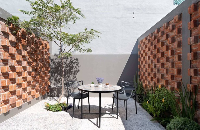 LIGHT FILLED MODERN APARTMENT WITH PRIVATE GARDEN