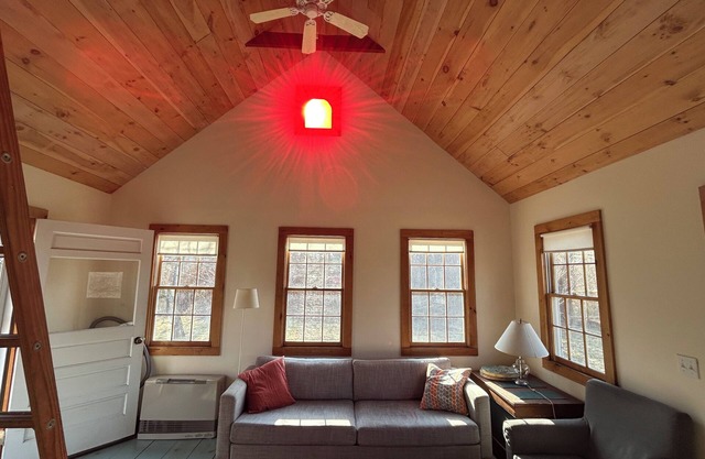 Light-filled North Truro Cottage-Peaceful Setting.