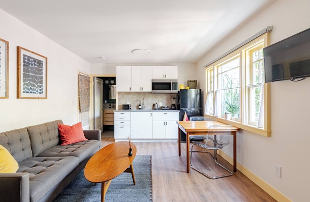 Light-filled Spacious Studio and Gardens