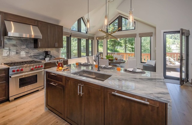 Light-Filled + Stunning Views | Beacon Retreat