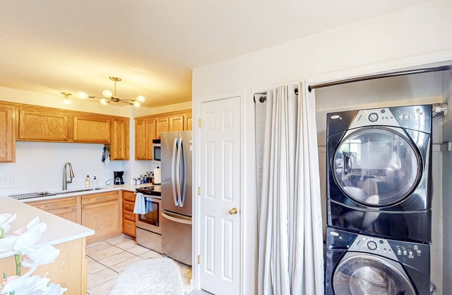 Light-filled suburban condo with balcony, near downtown & light rail