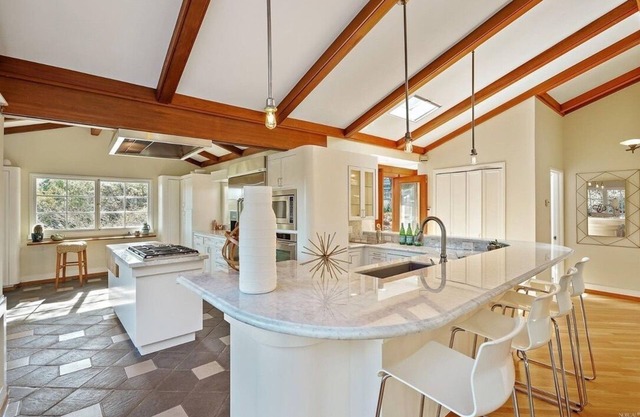 Light filled, tree house, surrounded by nature. 7 minute walk from downtown.