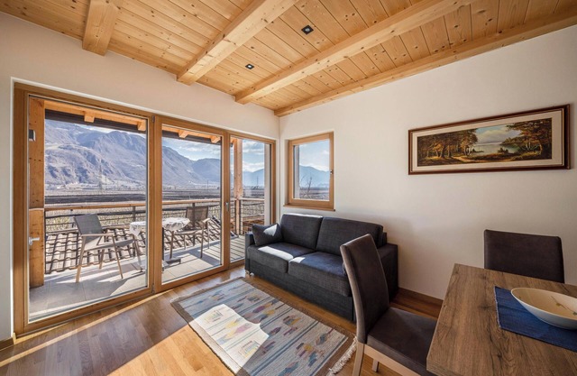 Lichtdurchflutete Ferienwohnung "2 Weger" mit Panoramablick auf die Berge, WLAN & Balkon