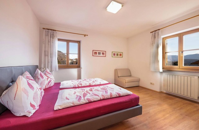 Lichtdurchflutete "Stompferhof Erkerwohnung" in Kalterer mit Gemeinschaftspool, Balkon & Garten