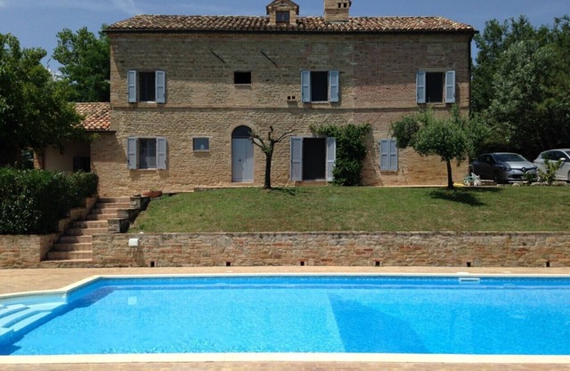 Helles und geräumiges Bauernhaus / Villa mit großem Pool, Privatsphäre und atemberaubender Aussicht