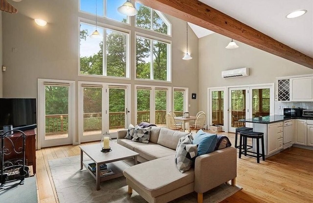 Light & spacious coastal haven perfect for Beaches or Newport