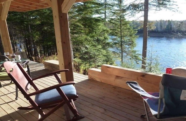 Leuchtturm-Chalets: Ein friedlicher ländlicher Ort am Ufer des Flusses Miramichi