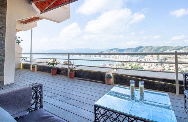"LIGHTHOUSE" Great views. Fantastic terrace. Pool. WIFI.