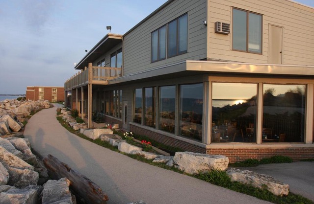 Lighthouse Inn - Two Rivers