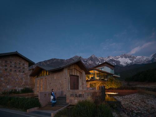 Lijiang Snow Mountain stone house