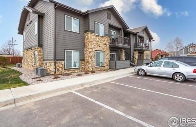 Like new 1st floor condo!