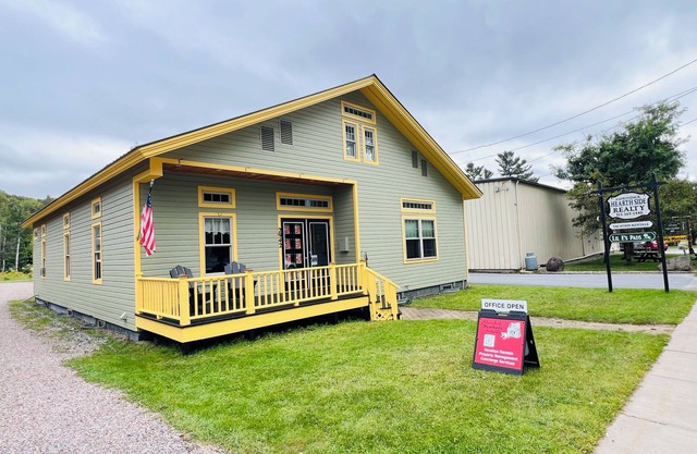 Lil E's Pad #3- The ultimate Adirondack Apartment