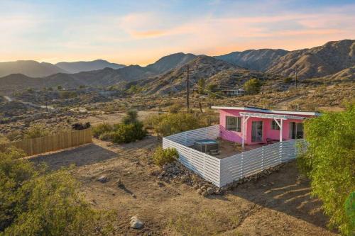 Lil Pink - Million Dollar Views on 2 acres!