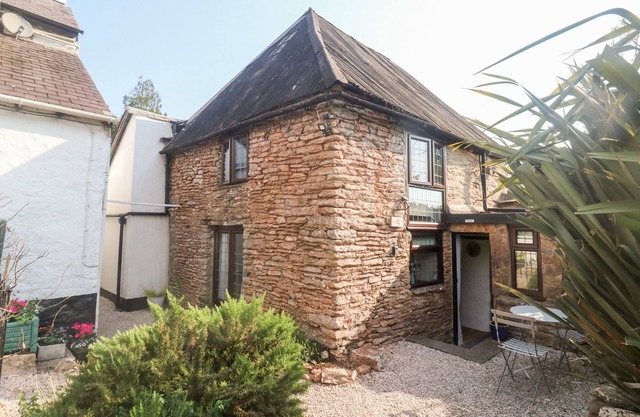 LILAC COTTAGE, romantic, character holiday cottage in Marldon