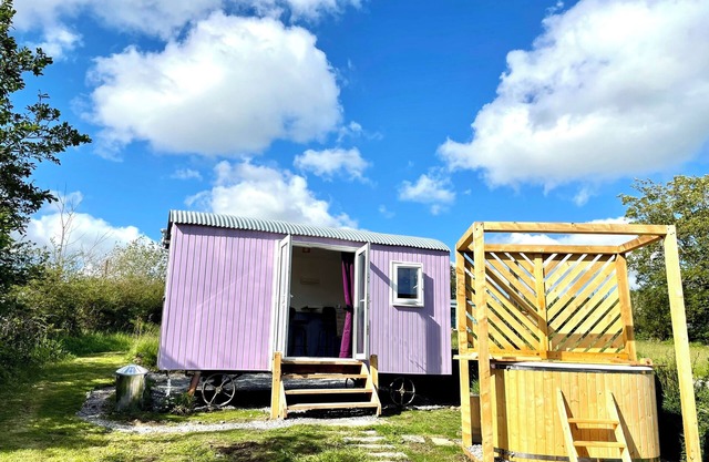 Lilac Tree Hut ( With Hot-Tub)