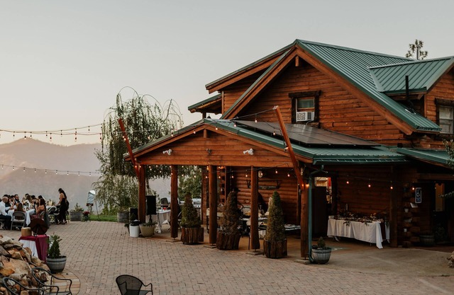 Genießen Sie einen schönen Mountain Top Lodge, mit Blick auf Yosemite Berge und Gipfel