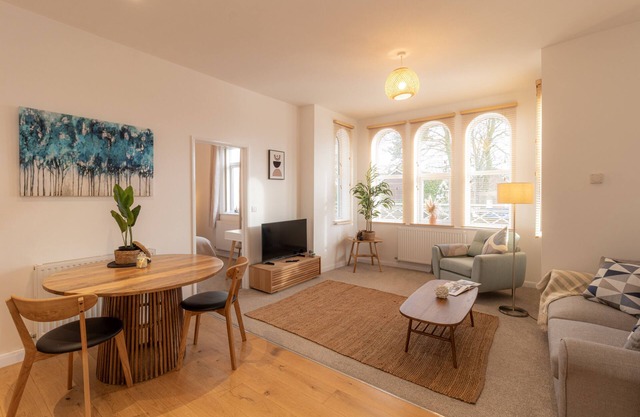 Lilleshall-Apartment-Deluxe-Ensuite Dusche-Strassenblick