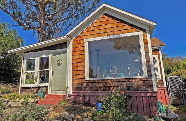 Lillie’s Oceanview RUSTIC Boho Surf Cottage Steps to the beach & fun!