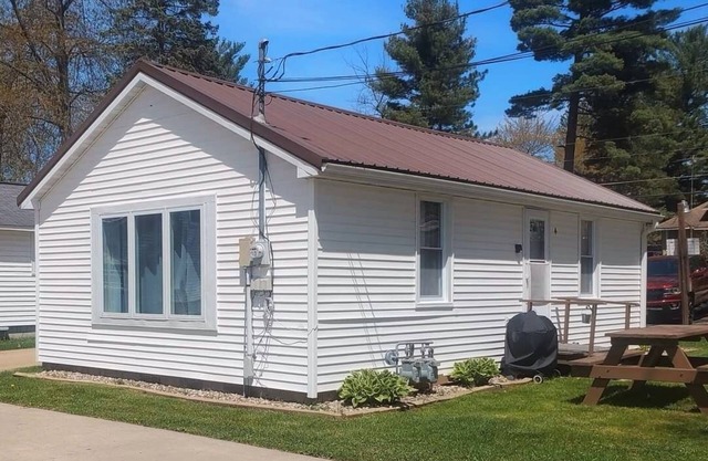 Lilly Pad North, Cottage #4 is on Shawano Lake, beautifully located. Relaxing days on the beach and sunsets are the best.
