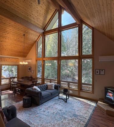 Lily of the Valley - Big Wall, Yosemite Day Use Reservations, Breakfast, Forest View and WiFi