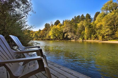 Lily Pad - Hot Tub! Private Dock! BBQ! Game Room! Walk to Town! Fast WiFi! Dog Friendly!