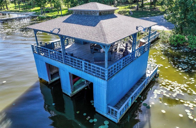6 Schlafzimmer Haus am See mit wunderschönem Grundstück am See, Seeterrasse und Bootsrutsche