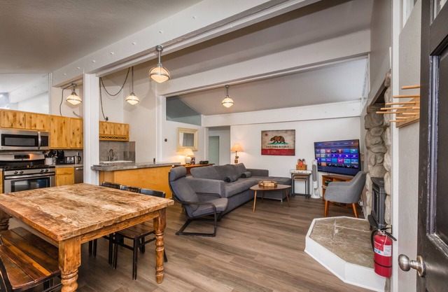 Lily Pad Modern mit Spielen, Smart-TVs und HOA-Annehmlichkeiten (Fitnessraum/Whirlpool/Sauna/Pool)